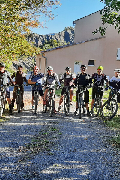 Une groupe de personnes en vtt sur le départ pour une randonnée VTT dans les Terres Noires à partir des gîtes les Terres Noires